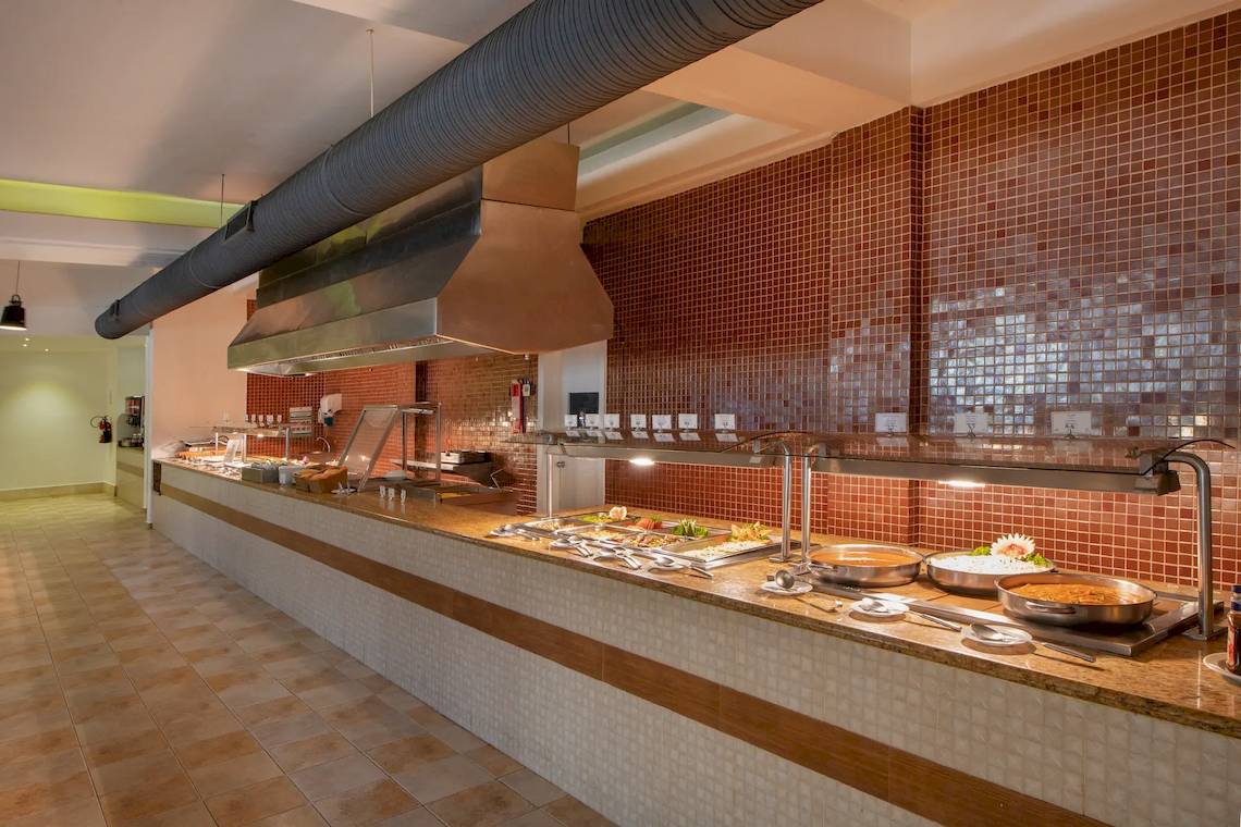 Buffet im Viva Wyndham V Heavens Restaurant mit verschiedenen Speisen auf Marmortheke
