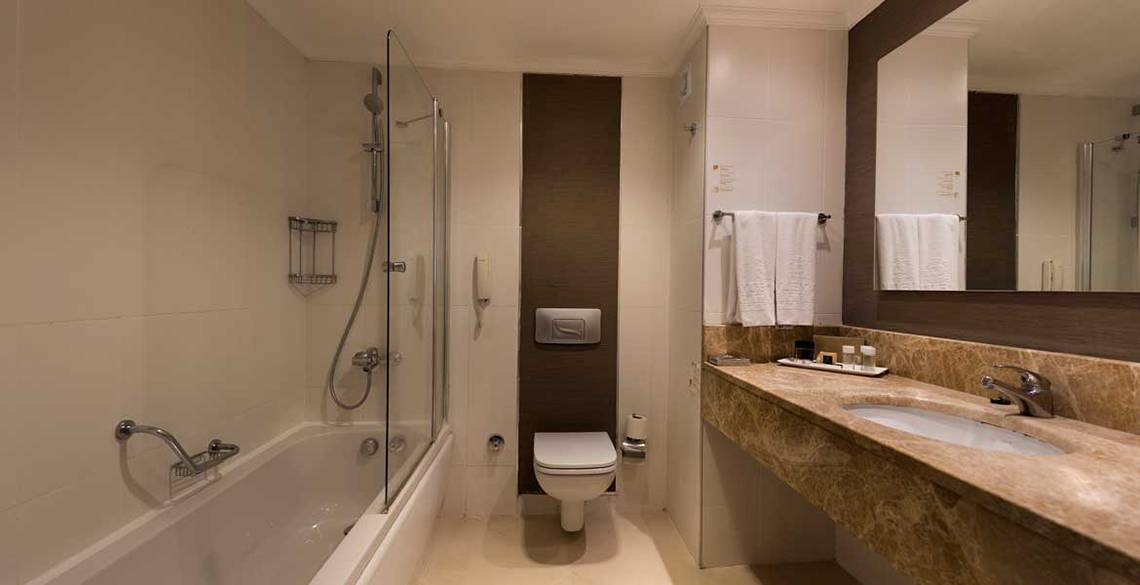 Das Badezimmer des Kamelya Aishen K Club Hotels mit Badewanne, Dusche, Toilette und Waschbecken.