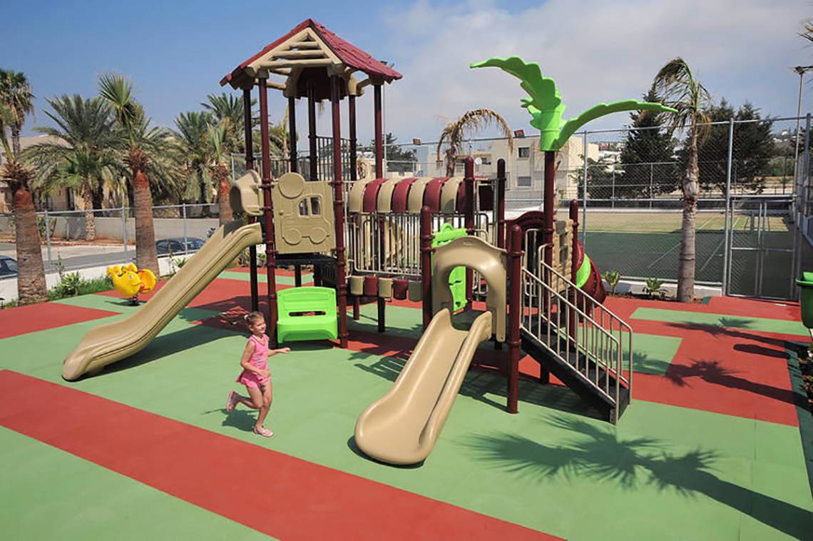 Außenspielplatz des Nestor Hotels mit Rutschen und Klettergerüst