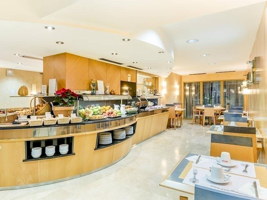 Frühstücksbuffet im Del Mar Hotel in Barcelona mit verschiedenen Früchten und Speisen.