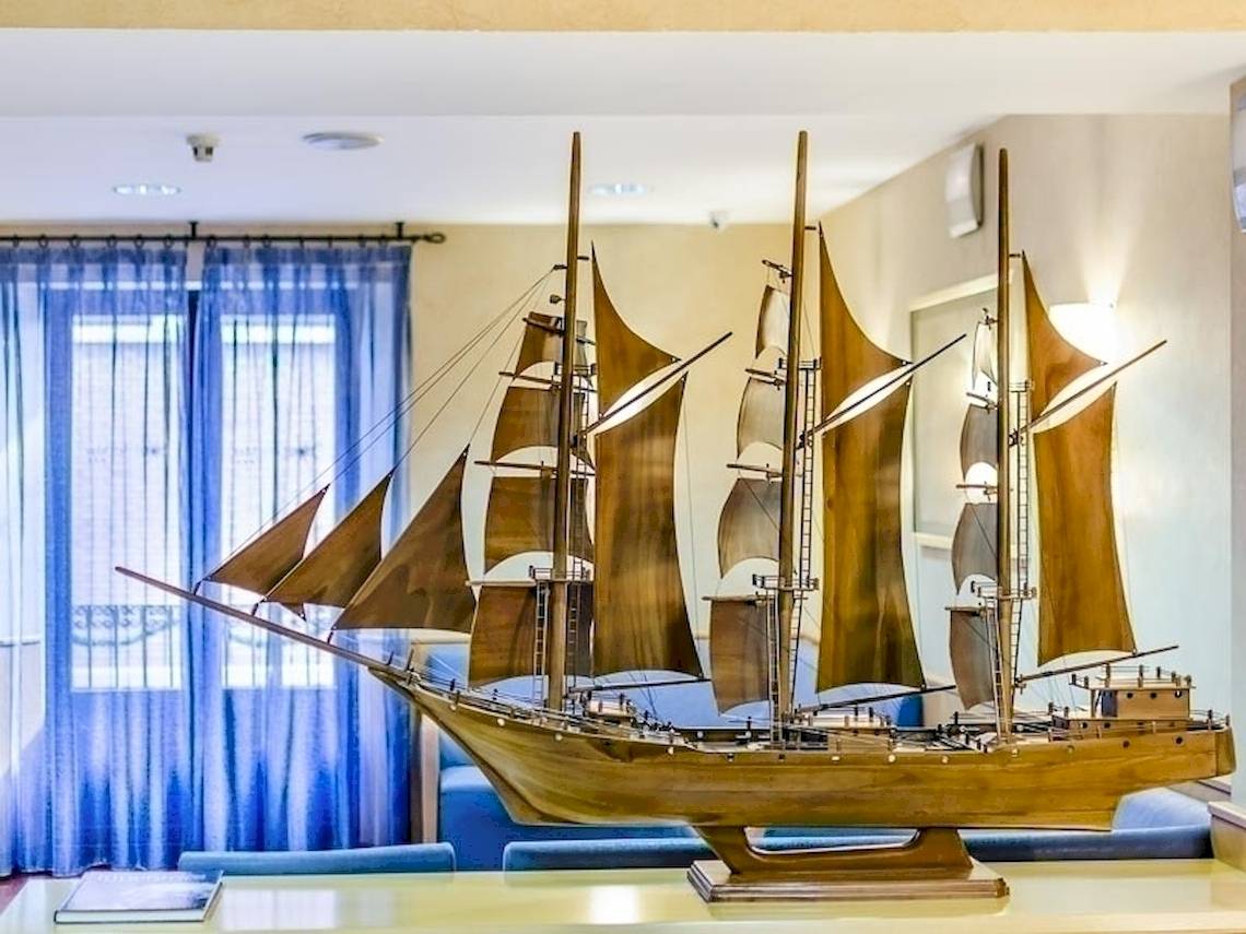 Modell eines Schiffes im Foyer des Del Mar - Barcelona Hotels