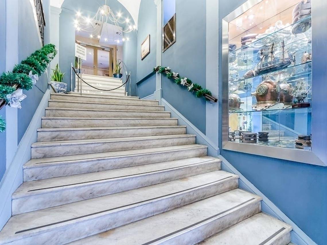 Eingangstreppen des Del Mar - Barcelona Hotels mit blauen Wänden und einer Vitrine.