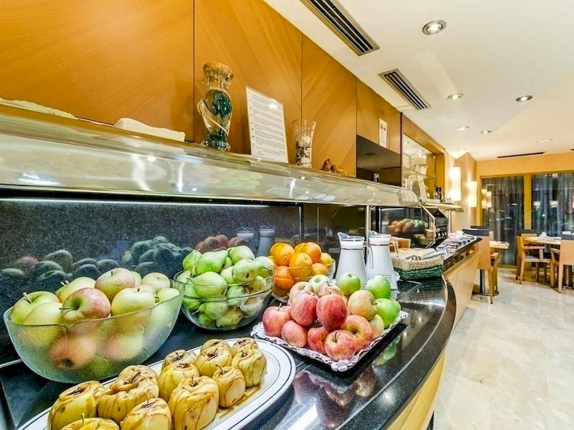 Frühstücksbuffet im Del Mar Hotel in Barcelona mit verschiedenen Früchten und Gebäck.