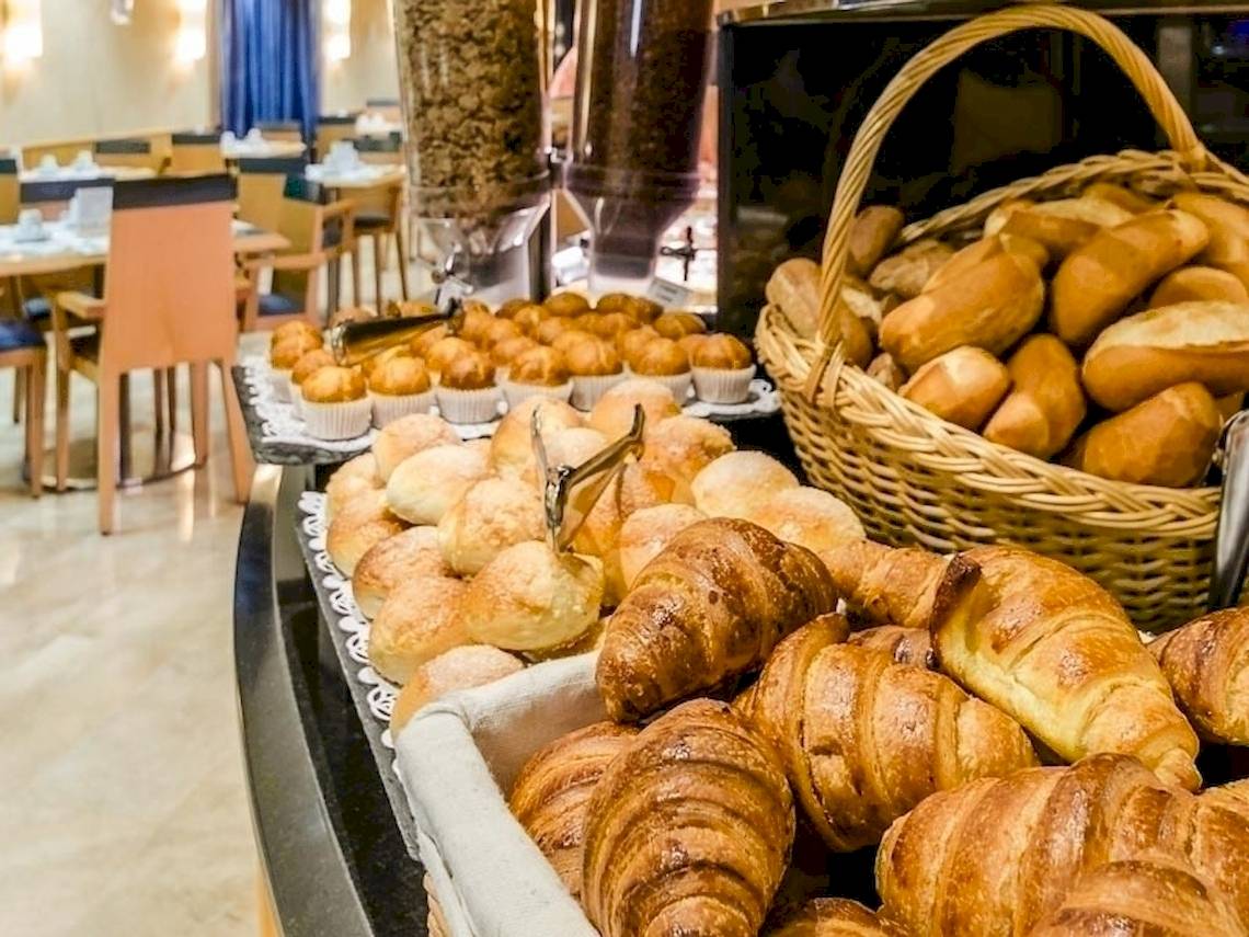 Frühstücksbuffet im Del Mar Hotel in Barcelona mit verschiedenen Brötchen und Croissants.