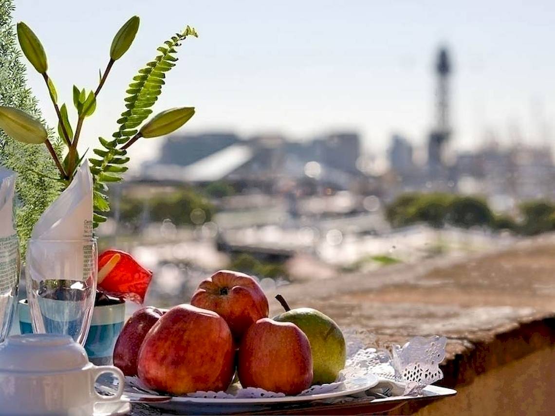 Ein Bild von Früchten auf einer Terrasse mit Blick auf Barcelona vom Hotel Del Mar.