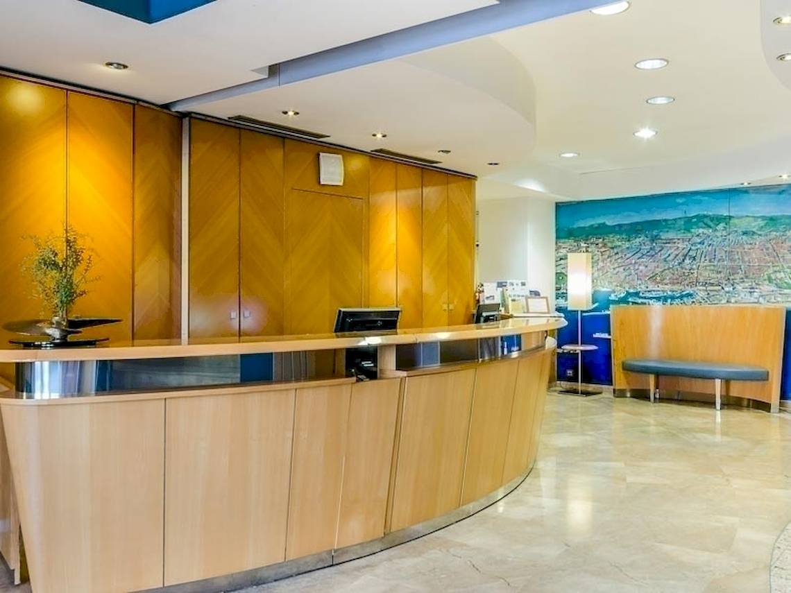 Rezeption im Del Mar - Barcelona Hotel mit blauem Wandbild und Empfangstresen
