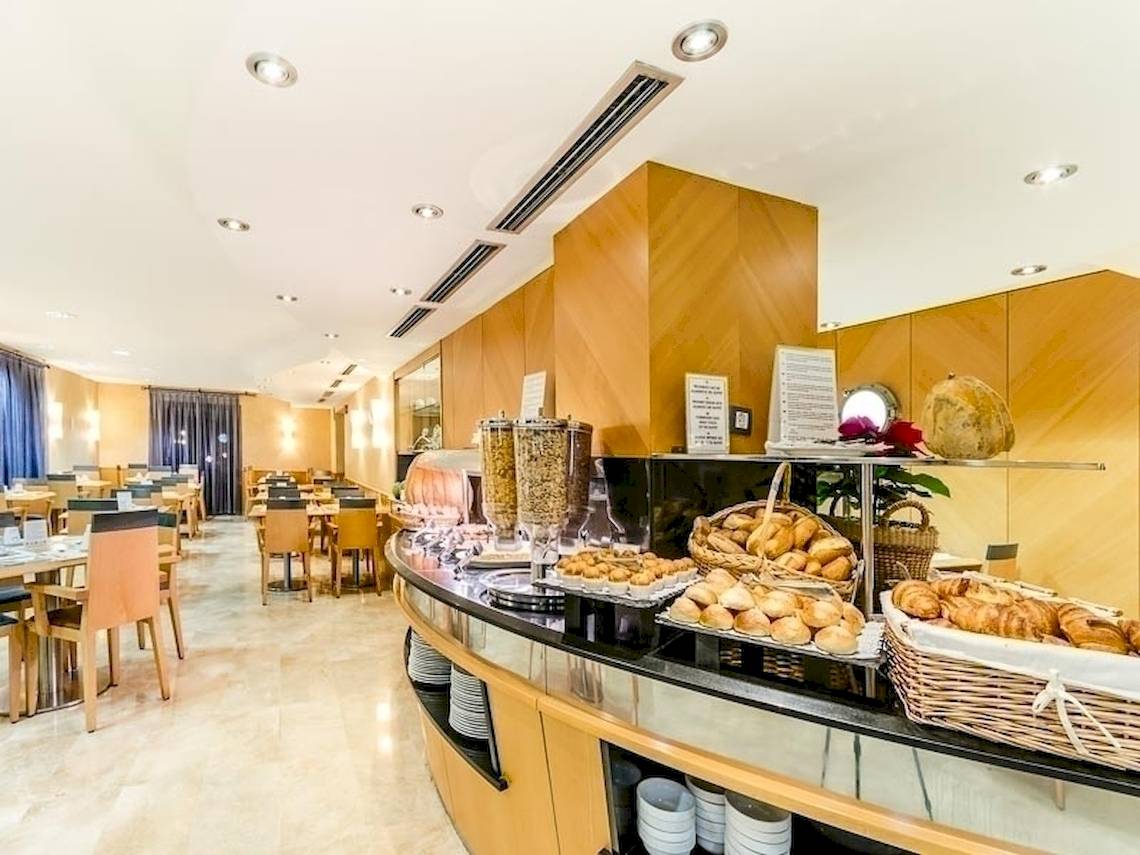 Frühstücksbuffet im Del Mar Hotel in Barcelona mit verschiedenen Broten und Gebäck.