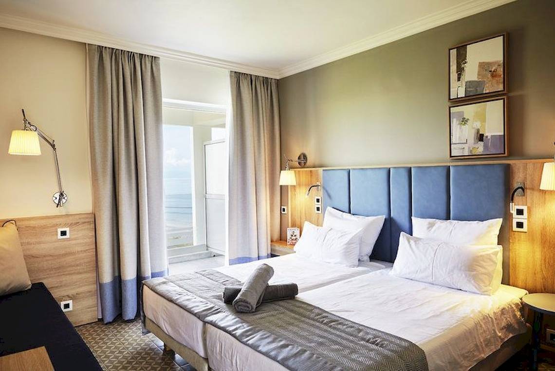 Doppelzimmer mit Meerblick im Robinson Kyllini Beach Hotel, mit zwei Betten, Blick auf das Meer.