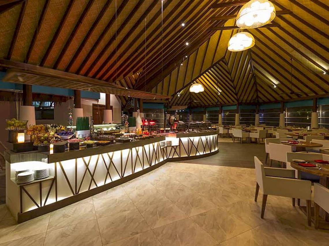 Buffetbereich im Amaya Kuda Rah Hotel mit vielen Speisen und Tischen.