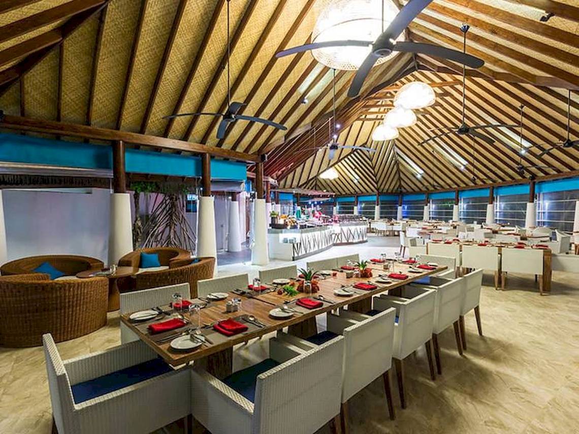 Innenbereich des Amaya Kuda Rah Restaurants mit langen Tischen und Stühlen.