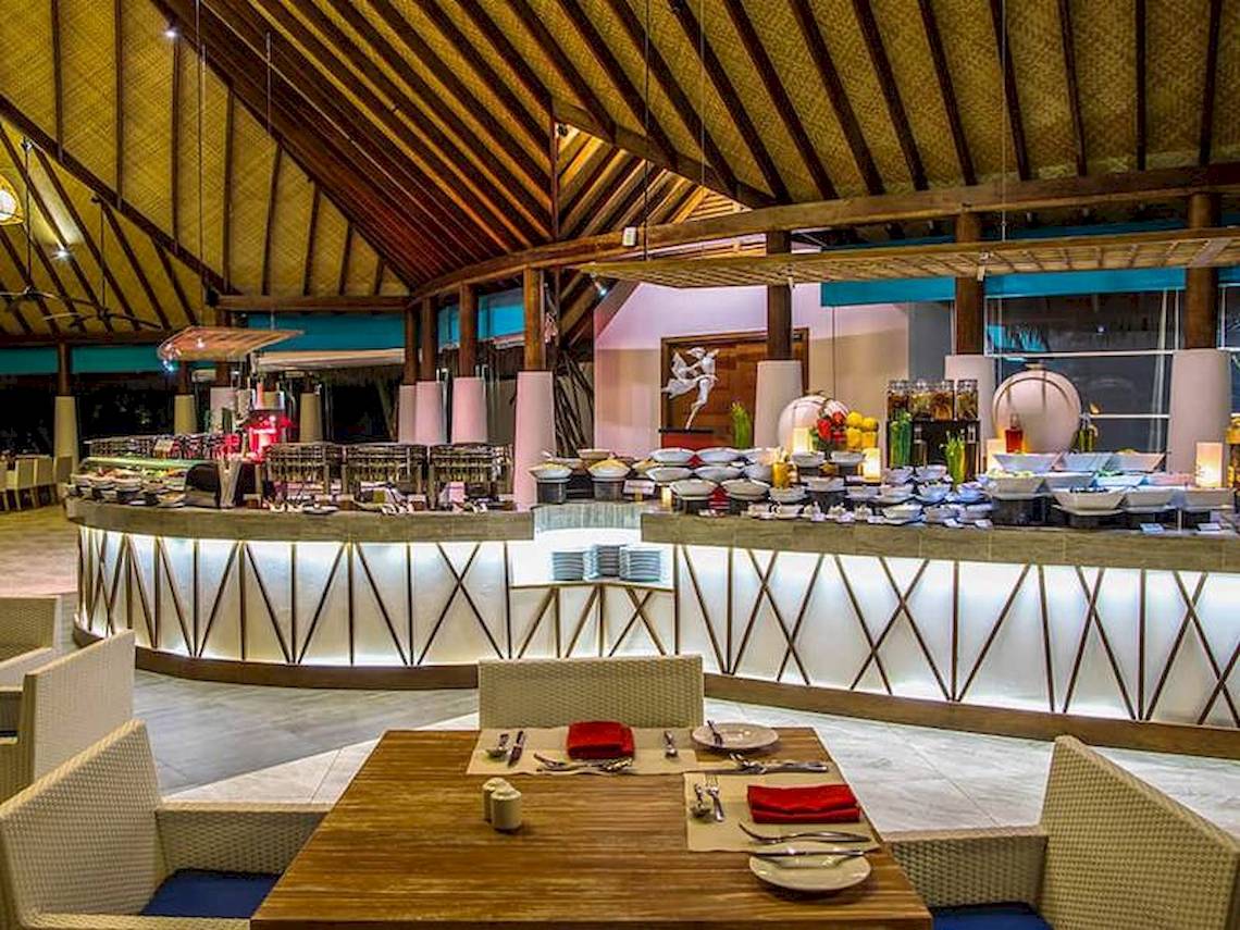 Innenansicht des Restaurants im Amaya Kuda Rah Hotel mit gedecktem Tisch und Buffet.