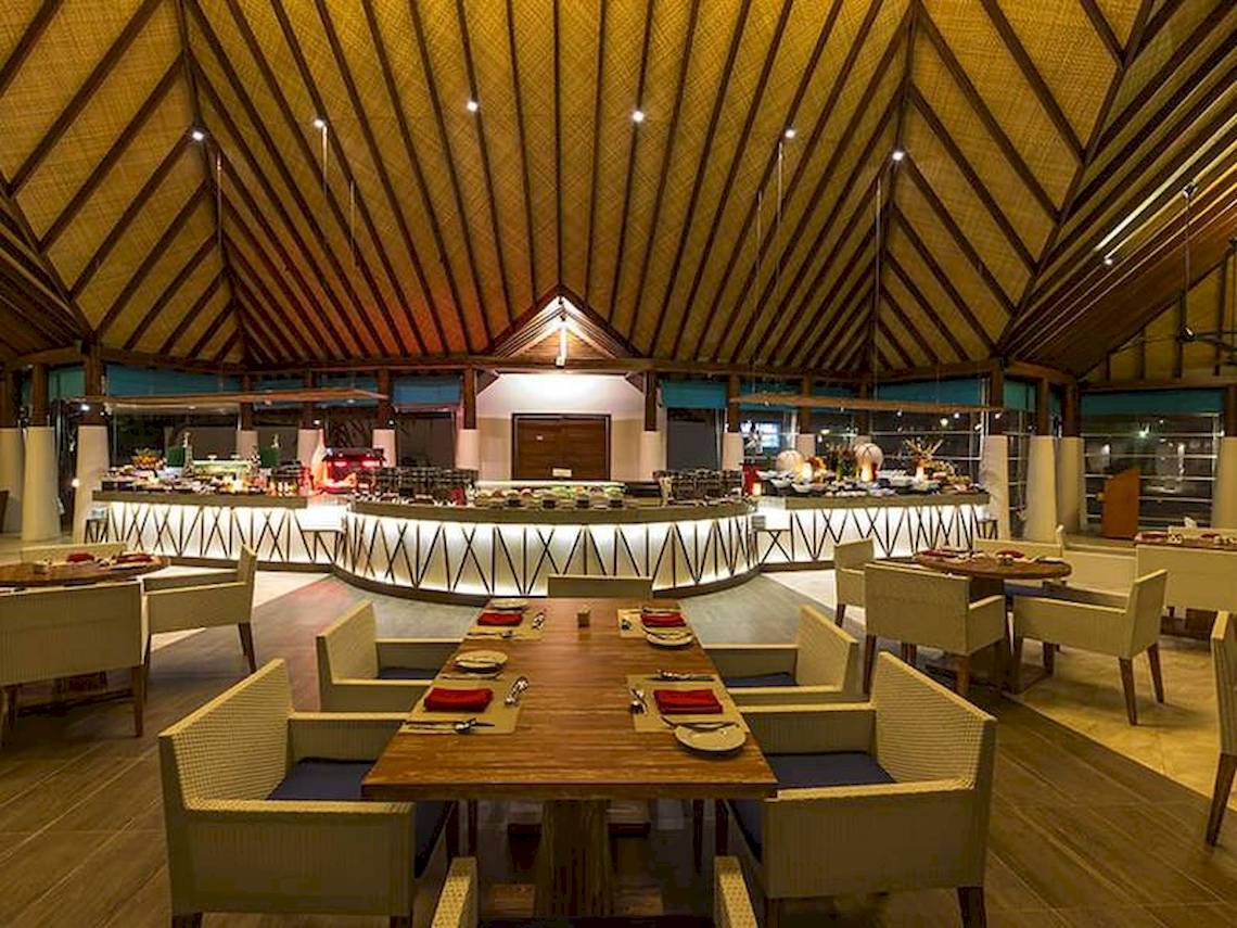 Innenansicht des Restaurants im Hotel Amaya Kuda Rah mit Buffet und gedeckten Tischen.