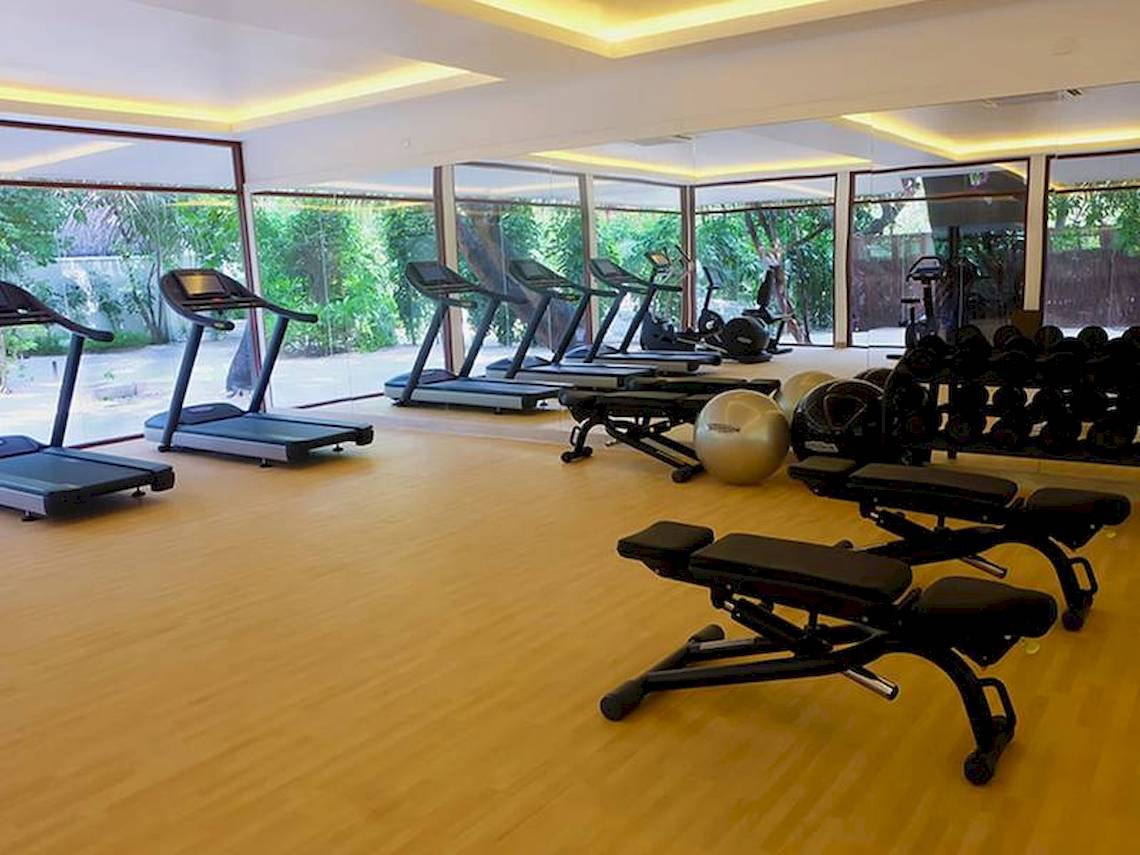 Fitnessstudio im Amaya Kuda Rah mit Laufbändern, Hanteln und freien Sichten auf Bäume