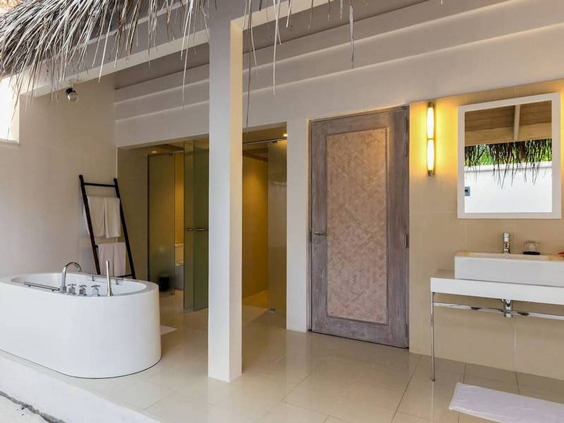 Badezimmer im Amaya Kuda Rah Hotel mit Badewanne, Dusche und Waschbecken.