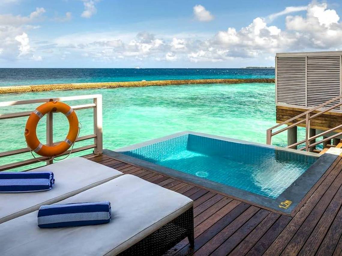 Terrasse des Amaya Kuda Rah Hotels mit Pool und Meerblick