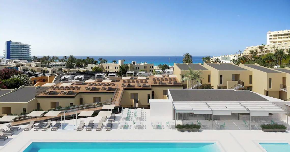 Luftaufnahme des Sol Fuerteventura Jandia Hotels mit Blick auf den Pool und das Meer.