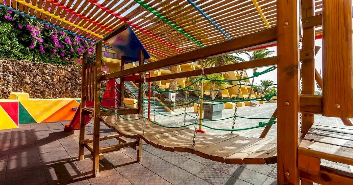 Ein buntes Kinderspielplatz im Freien im Sol Fuerteventura Jandia Hotel.
