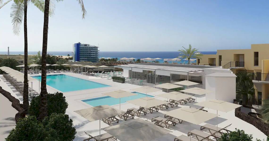 Poolbereich des Sol Fuerteventura Jandia Hotels mit Sonnenschirmen und Liegestühlen.