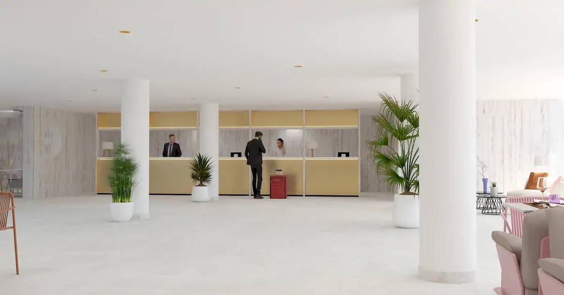 Innenansicht des Sol Fuerteventura Jandia Hotels mit Rezeption und Gästen.