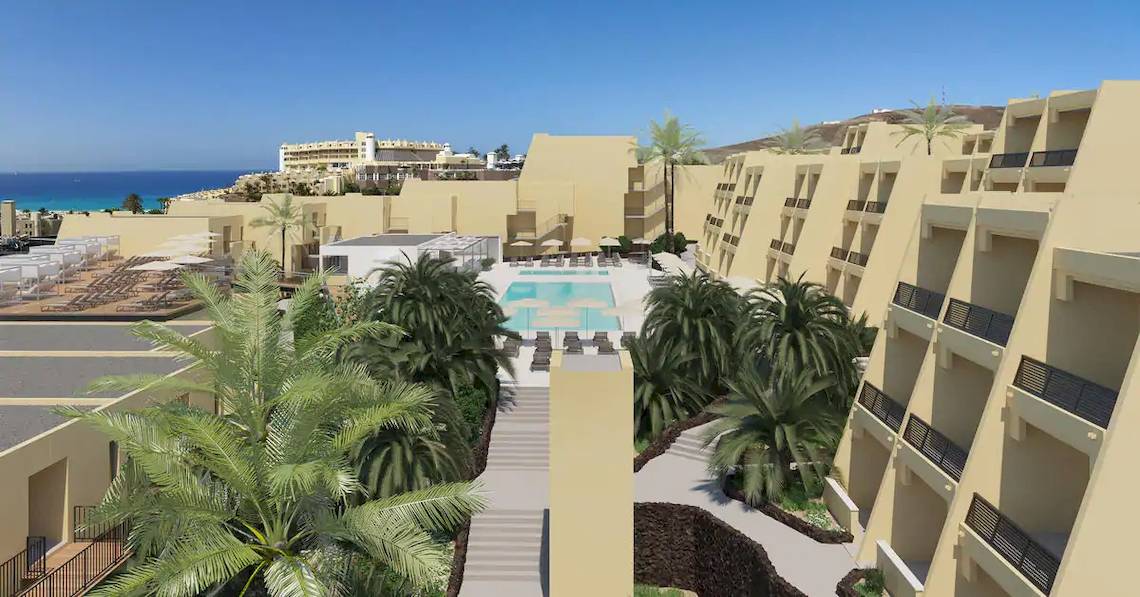 Luftaufnahme des Sol Fuerteventura Jandia Hotels mit Swimmingpool und Blick auf das Meer