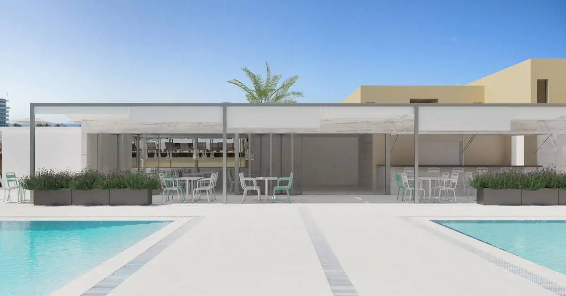 Außenbereich des Sol Fuerteventura Jandia Hotels mit Swimmingpools und Sitzgelegenheiten.