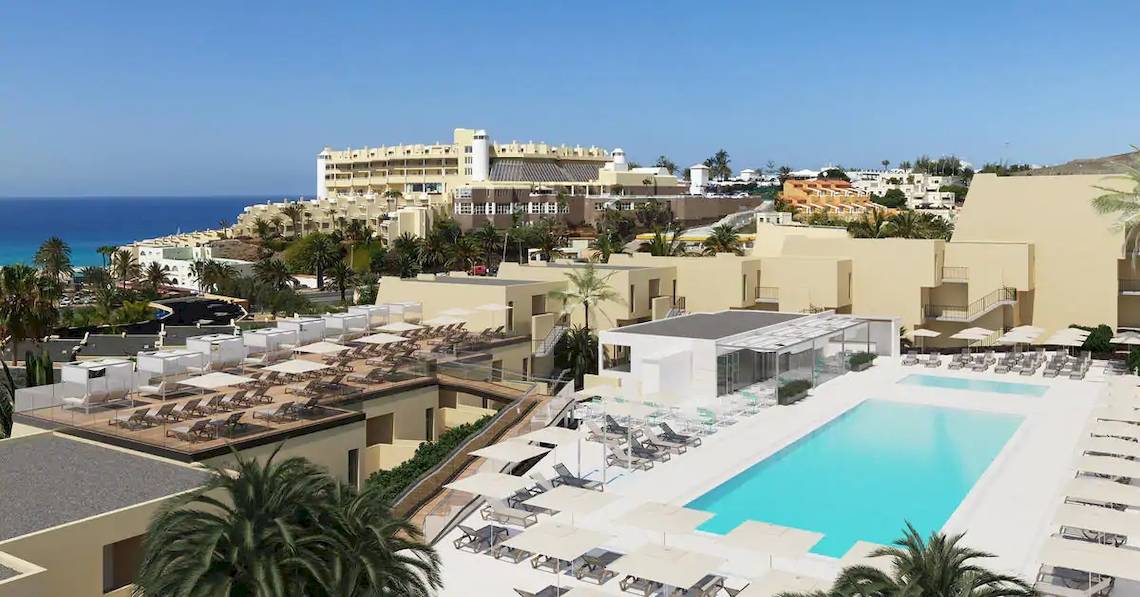 Außenansicht des Sol Fuerteventura Jandia Hotels mit Pool und Blick auf das Meer.