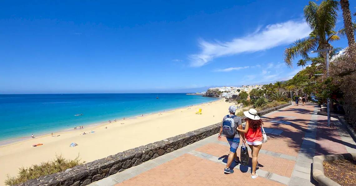 Paar am Strand des Sol Fuerteventura Jandia Hotels, gehend mit Blick auf das Meer.