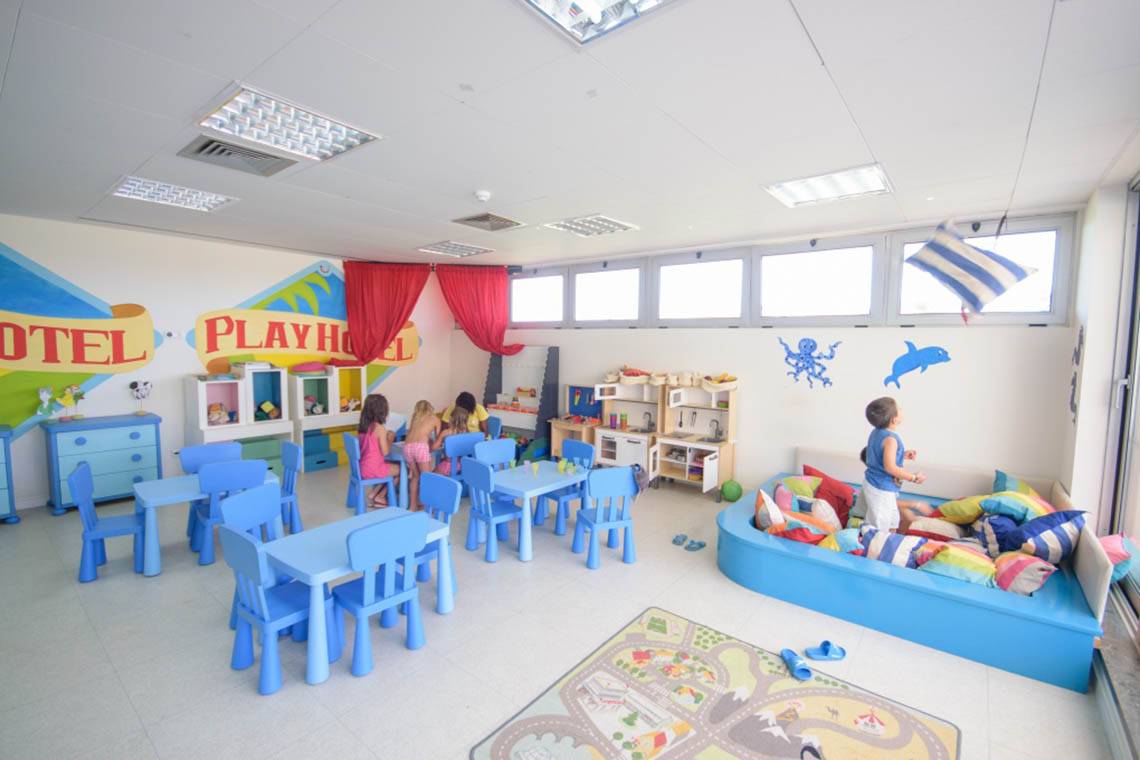 Kinderzimmer im Oasis Salinas Sea Hotel mit bunten Möbeln und Wandmalereien.
