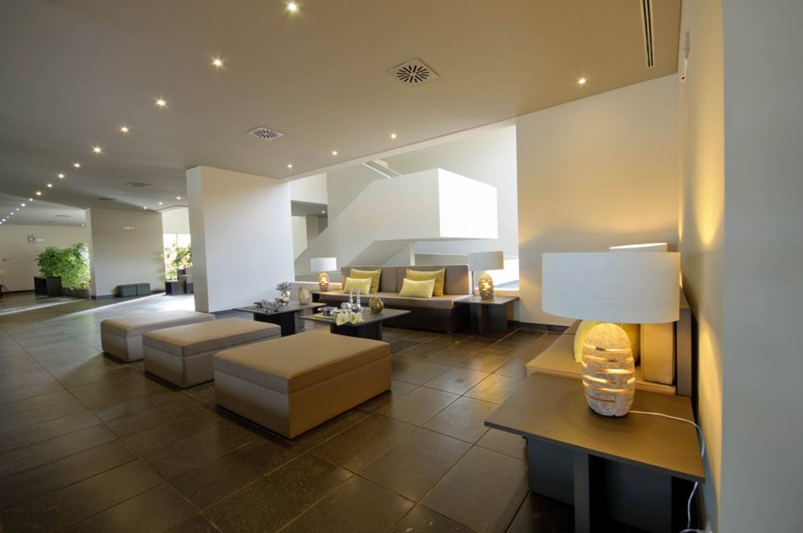 Lobby des Oasis Salinas Sea Hotels mit Sitzbereich und Lampen