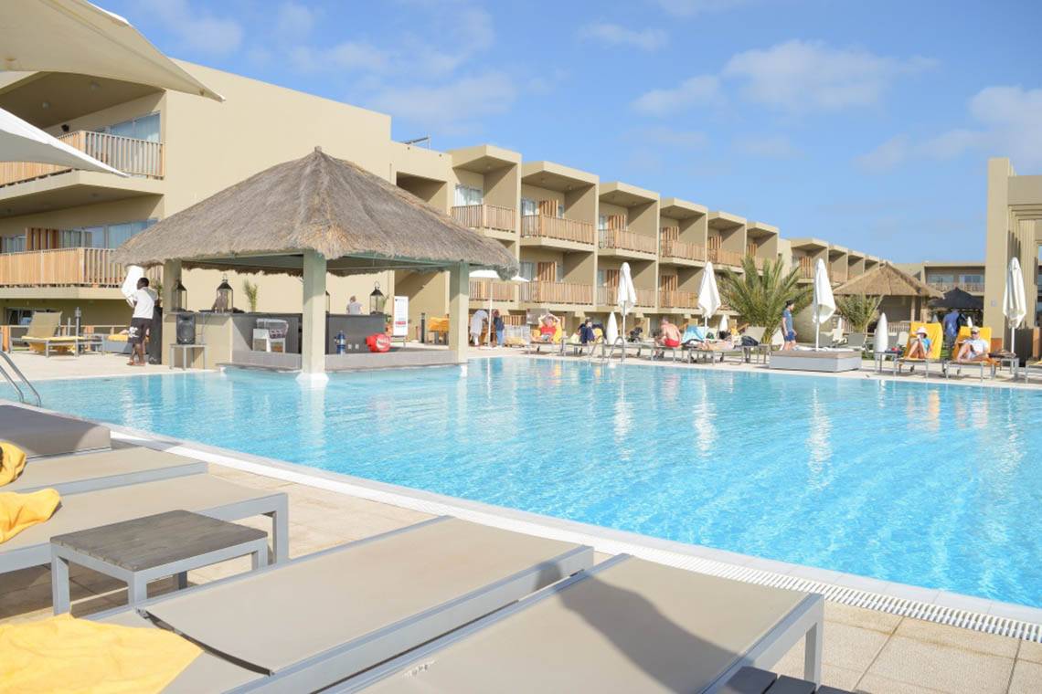 Oase Salinas Sea Hotel Pool mit Liegen und Sonnenschirmen.