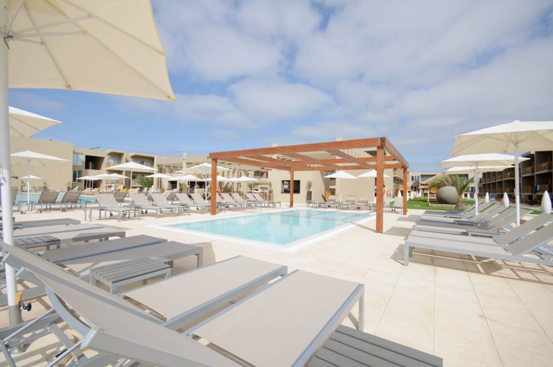Poolbereich im Oasis Salinas Sea Hotel mit Liegestühlen und Sonnenschirmen