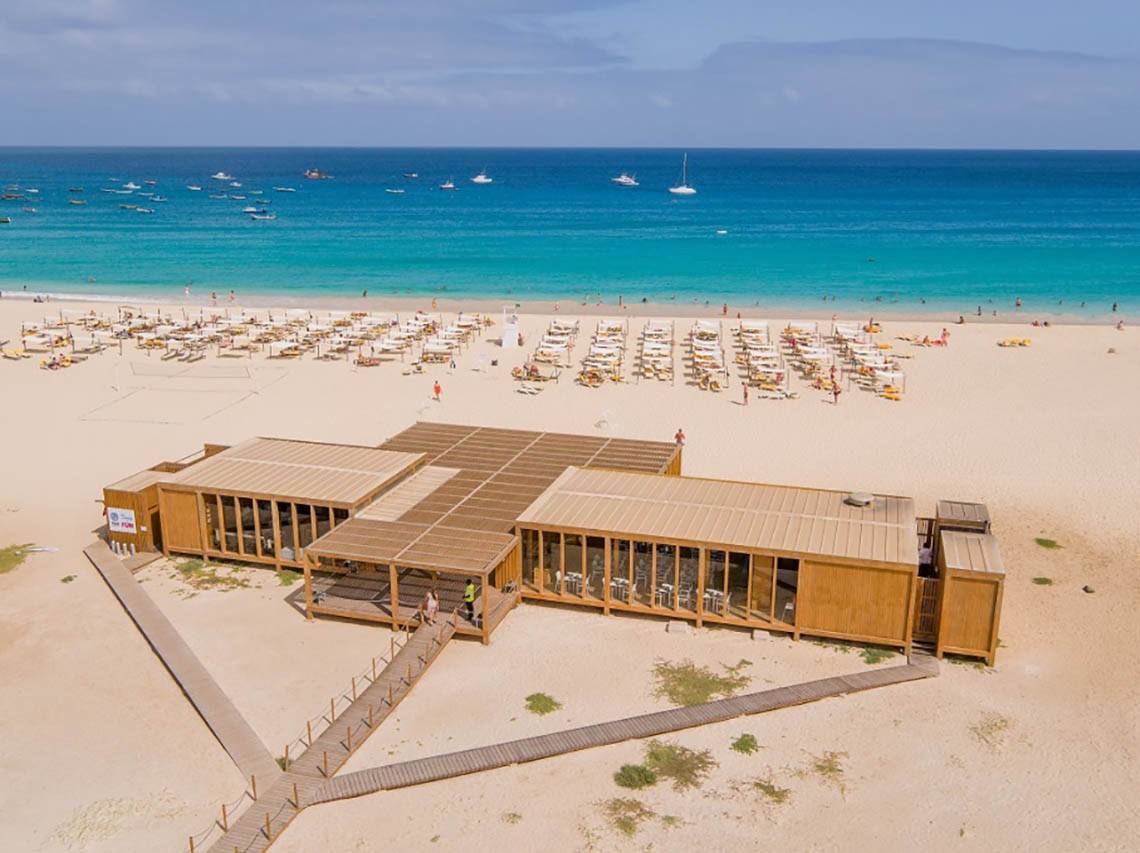 Luftaufnahme von Oasis Salinas Sea Hotel mit Strand, blauem Ozean und vielen Sonnenliegen