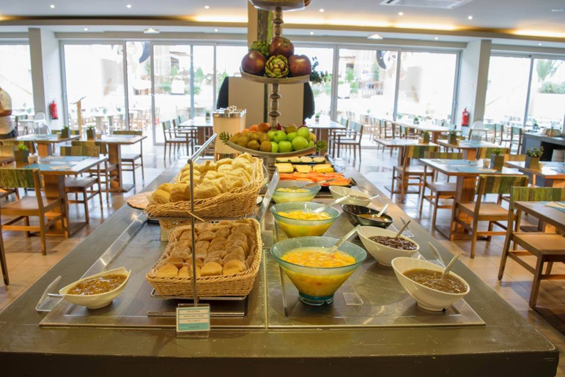 Frühstücksbuffet im Oasis Salinas Sea Hotel mit Brot, Obst und verschiedenen Gerichten.
