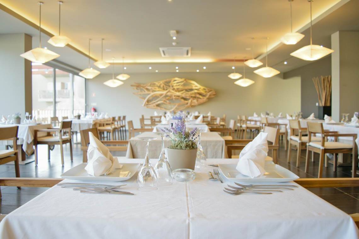 Innenansicht des Restaurants im Hotel Oasis Salinas Sea mit gedeckten Tischen und Dekor.