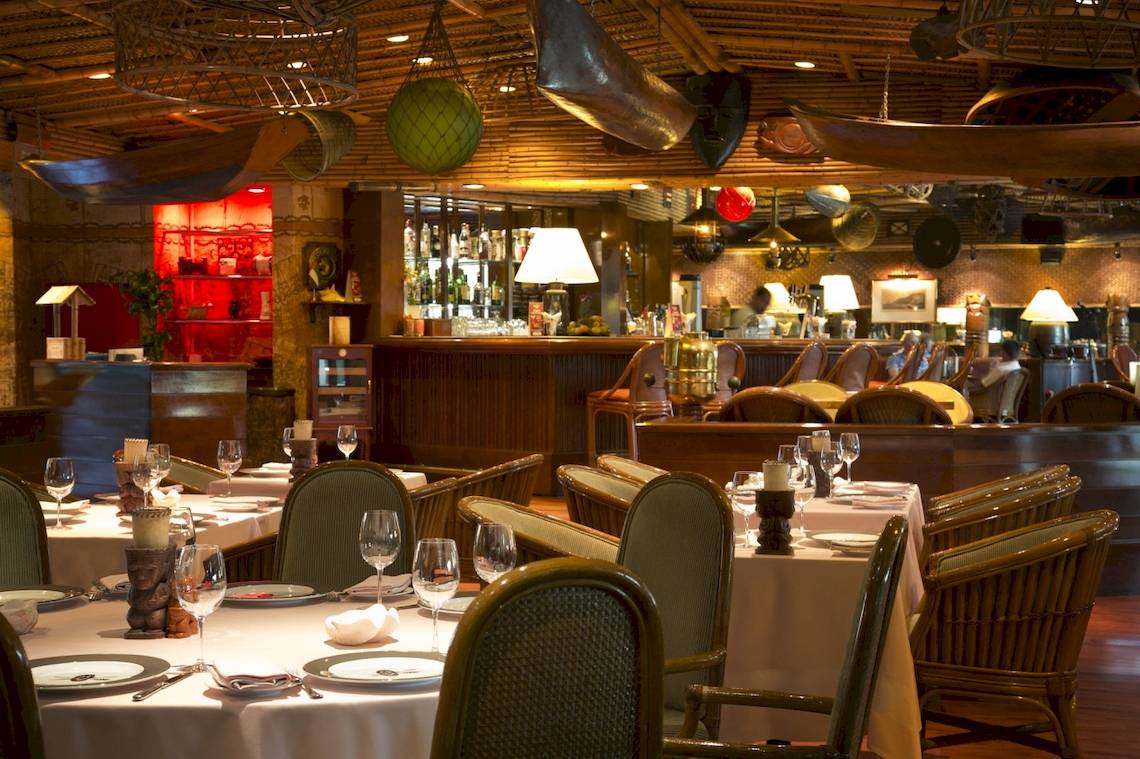 Innenansicht des Restaurants im Al Ain Rotana Hotel mit gedeckten Tischen und Stühlen.
