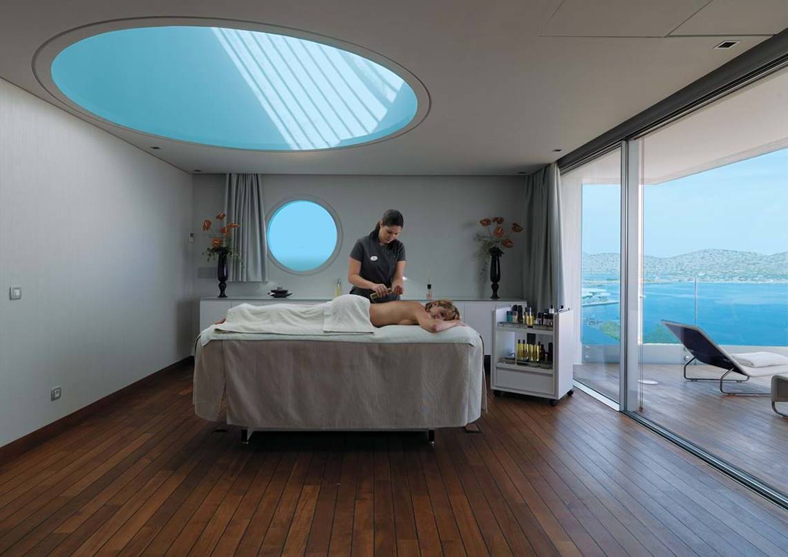 Massageraum im Elounda Beach Hotel & Villas mit Blick auf das Meer.