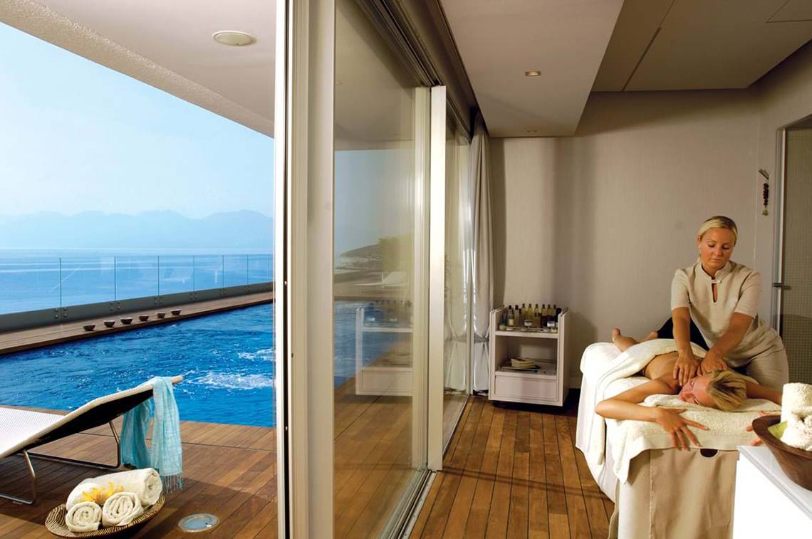 Massage-Raum im Elounda Beach Hotel & Villas mit Blick auf den Pool und das Meer