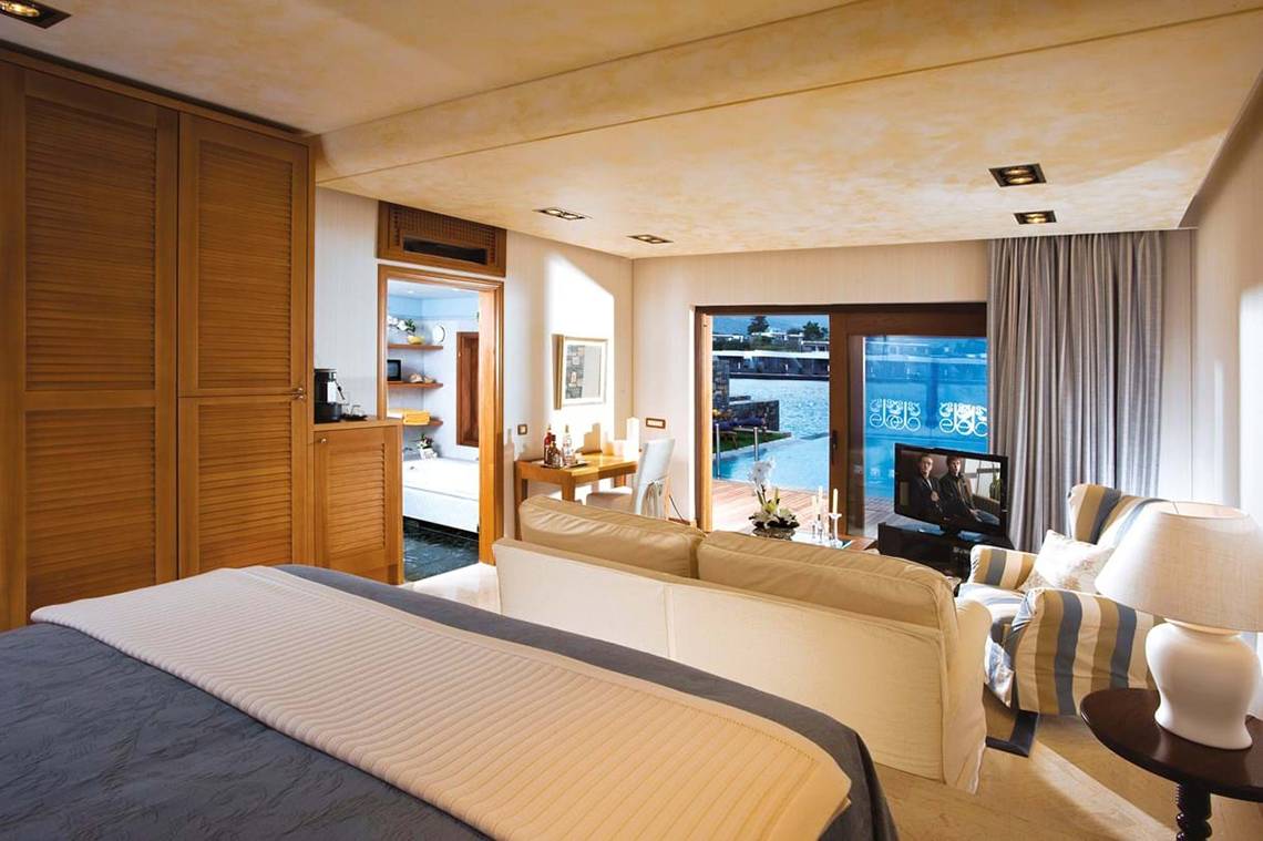 Innenansicht der Suite im Elounda Beach Hotel & Villas mit Blick auf den Pool.