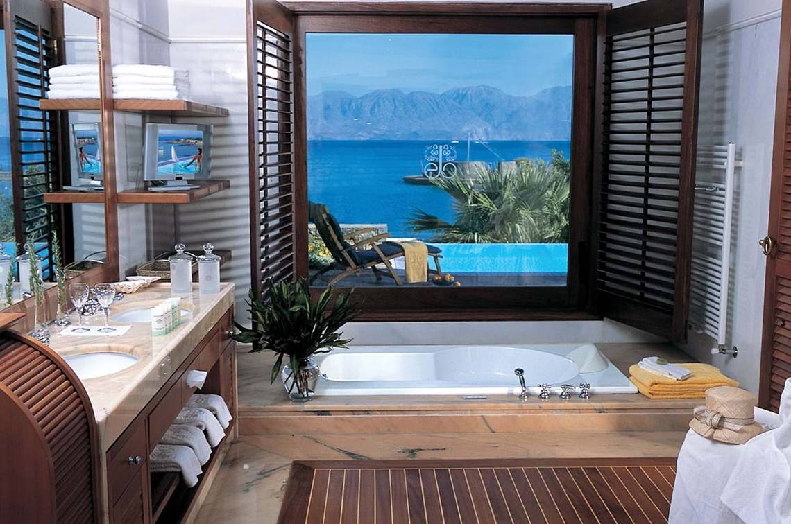 Badezimmer im Elounda Beach Hotel & Villas mit Blick auf das Meer.