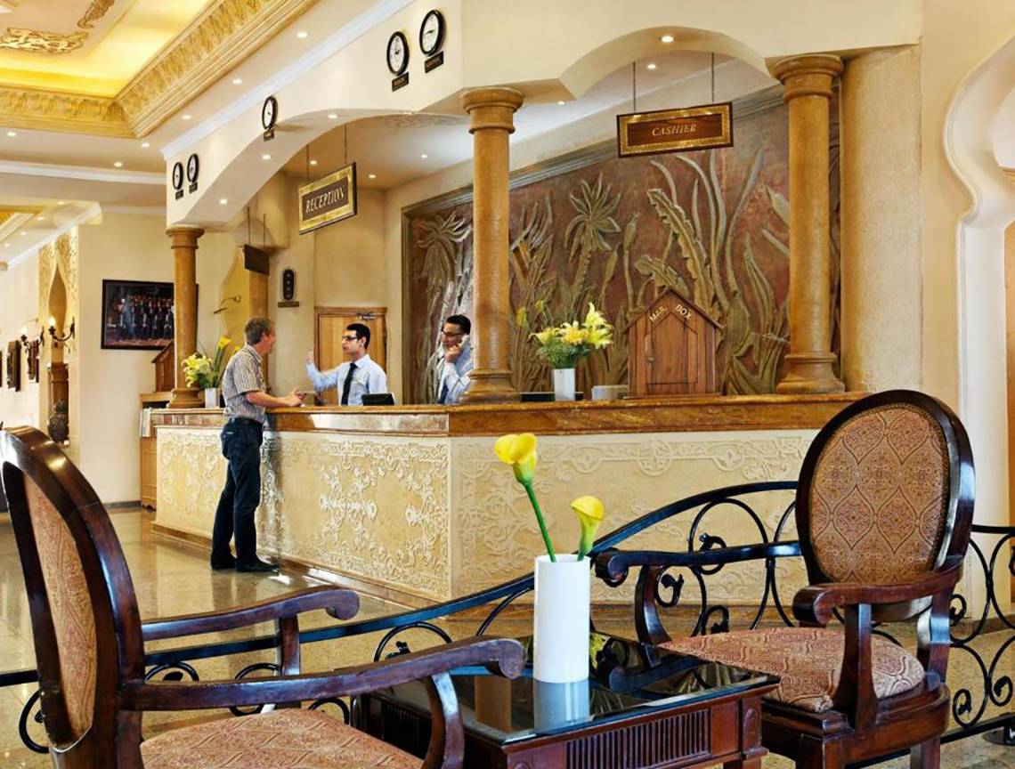 Empfangshalle des Pickalbatros Aqua Blu Resort in Sharm mit Rezeption und Gästen.