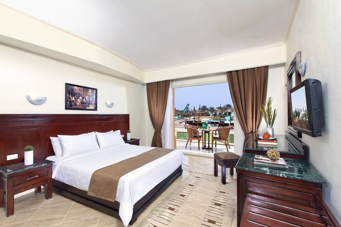 Hotelzimmer im Pickalbatros Aqua Blu Resort in Sharm mit großem Bett und Ausblick auf den Pool.