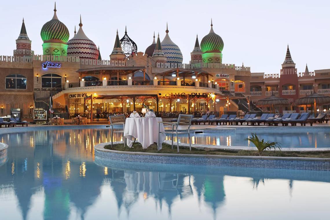 Außenpoolbereich des Pickalbatros Aqua Blu Resort in Sharm mit Sitzbereichen und leuchtenden Kuppeln.