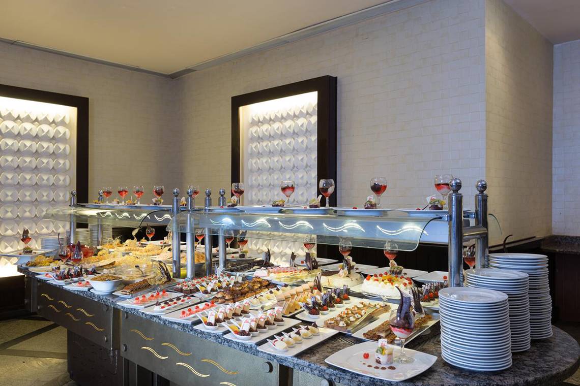Buffet im Hotel Pickalbatros Aqua Blu Resort - Sharm mit verschiedenen Desserts und Getränken.