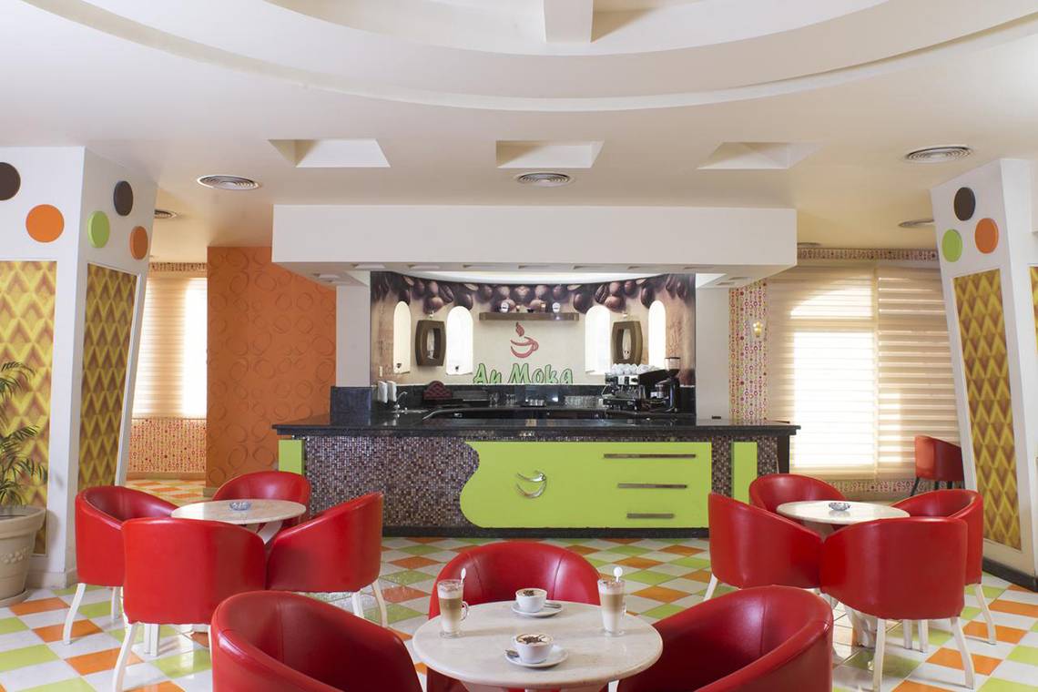 Innenansicht des Cafés im Pickalbatros Aqua Blu Resort in Sharm.