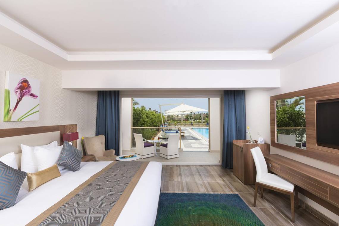 Hotelzimmer im Pickalbatros Aqua Blu Resort in Sharm mit Blick auf den Pool.
