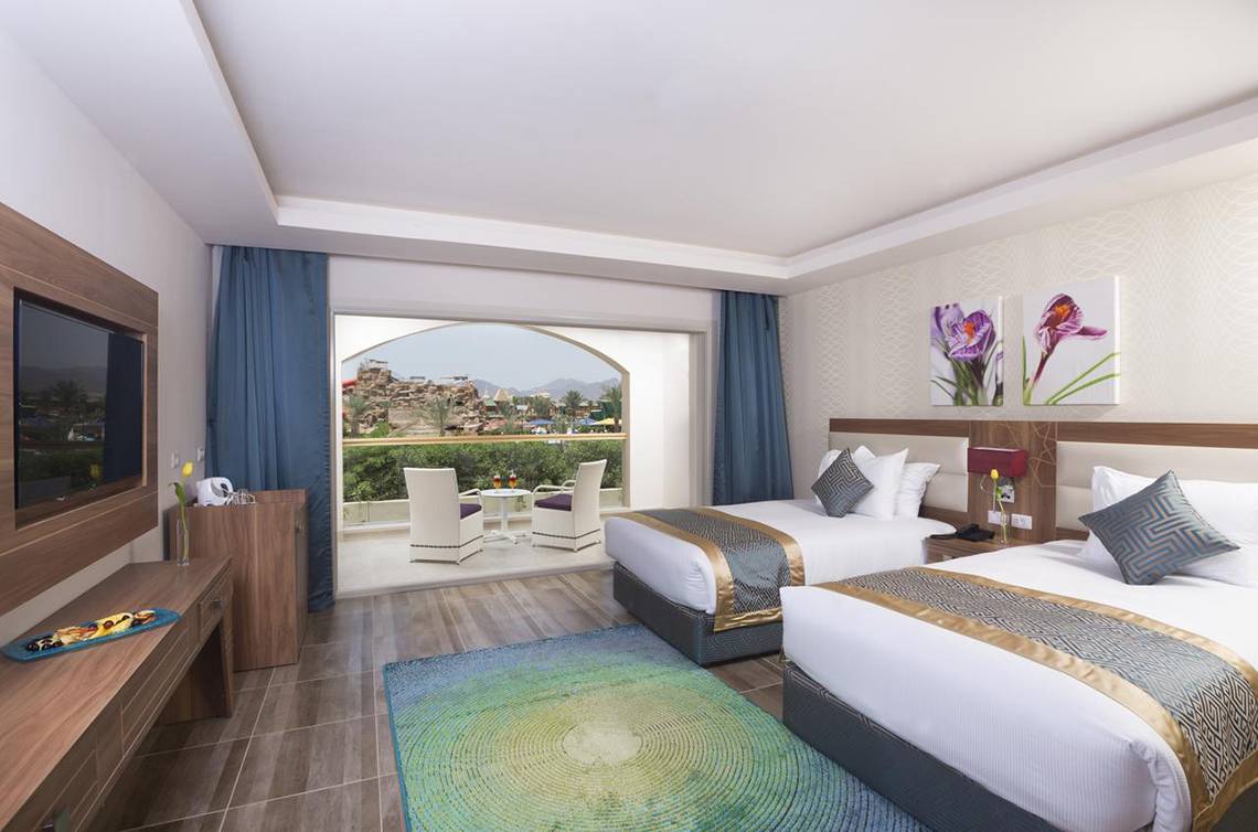 Doppelbett-Zimmer im Pickalbatros Aqua Blu Resort in Sharm mit Terrasse und Ausblick auf die Berge.