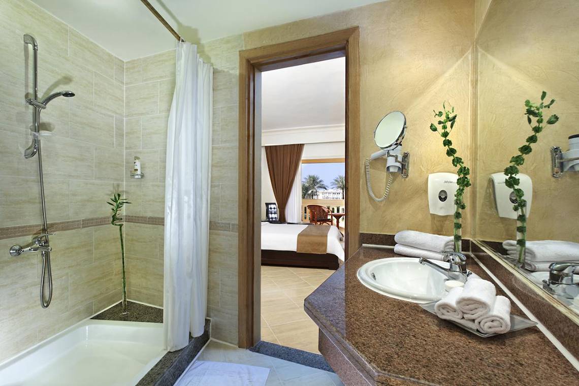 Badezimmer im Pickalbatros Aqua Blu Resort in Sharm mit Badewanne, Dusche, Waschbecken und Toilettenartikeln.