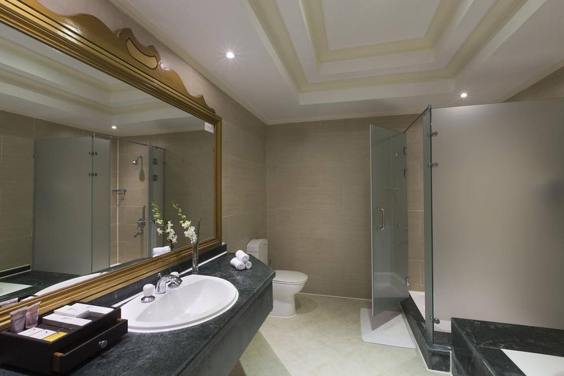 Badezimmer im Pickalbatros Aqua Blu Resort - Sharm mit Waschbecken, Spiegel und Dusche