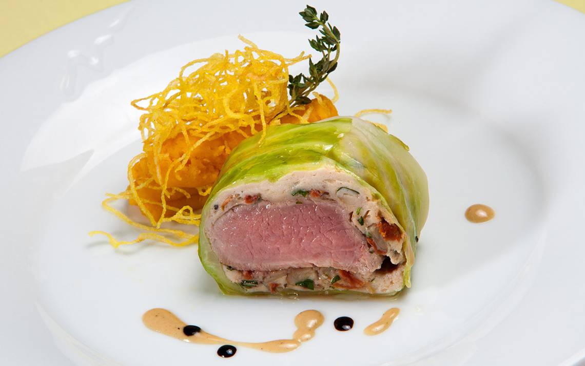 Gefüllte Kohlroulade auf einem weißen Teller im Seaside Grand Hotel Residencia.