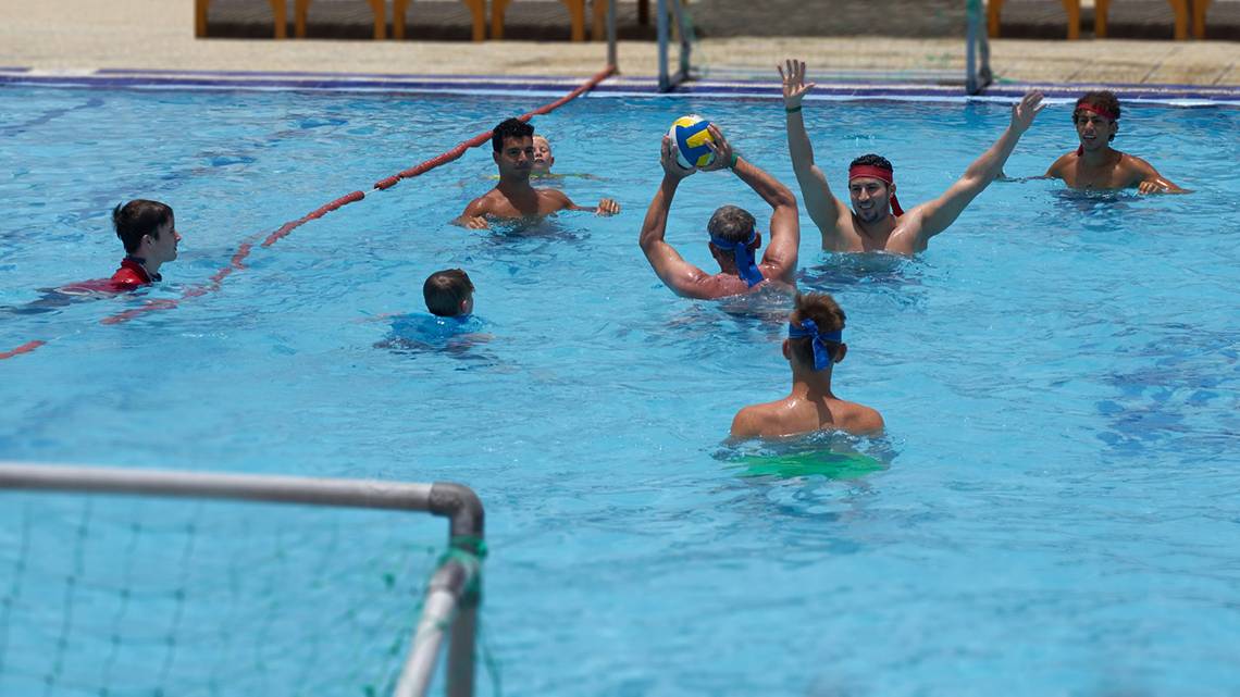 Gruppe von Wasserballspielern spielt im Pool des Arabella Azur Beach Resorts